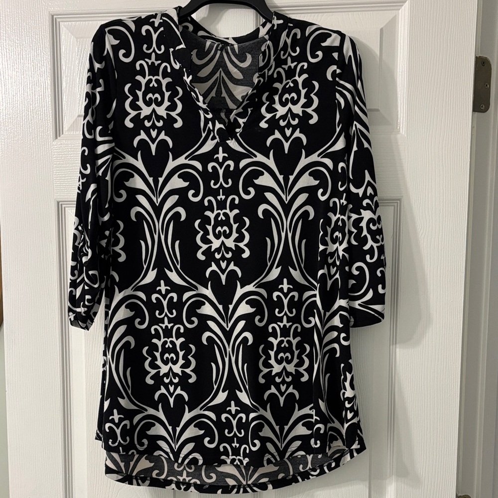 Elegant Black and White Patterned Women's Top